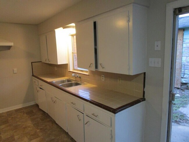 Building Photo - 616 Garrett St