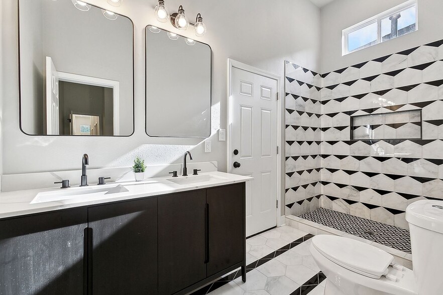 Building Photo - 2548 N Galvez St