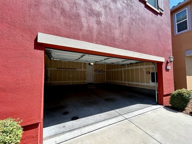 Building Photo - Beautiful 3 Bedroom 2.5 Bathroom in Gated ...