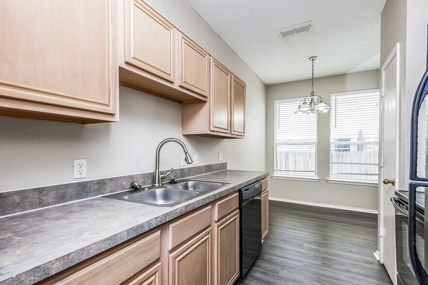 Building Photo - 6821 Prairie Hill Rd N