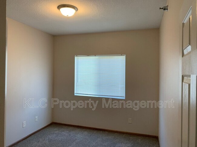 Building Photo - 1825 SW White Birch Cir