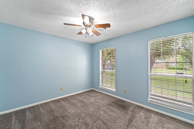 Building Photo - 3909 Greenwood Dr