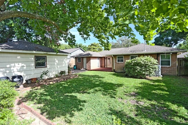 Building Photo - Wonderful mid century one story home, rece...