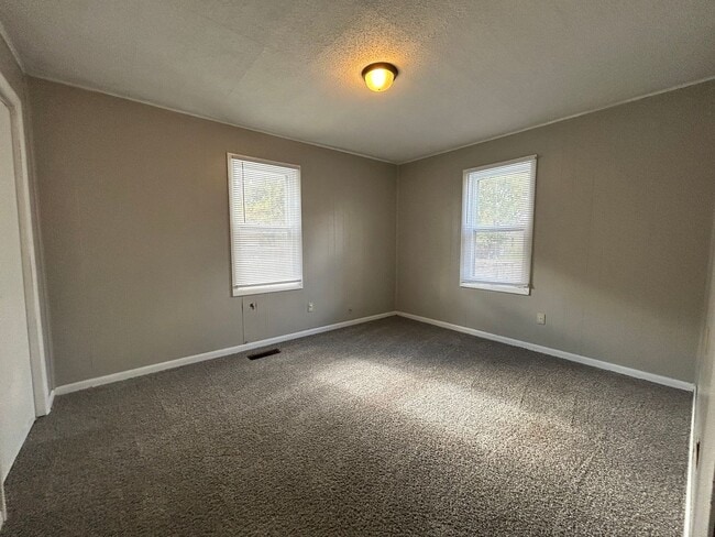 Building Photo - 3 bedroom 1 bathroom house with a bonus room!