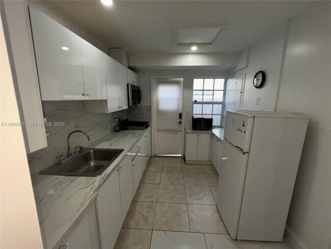 Building Photo - 382 NE 113th St