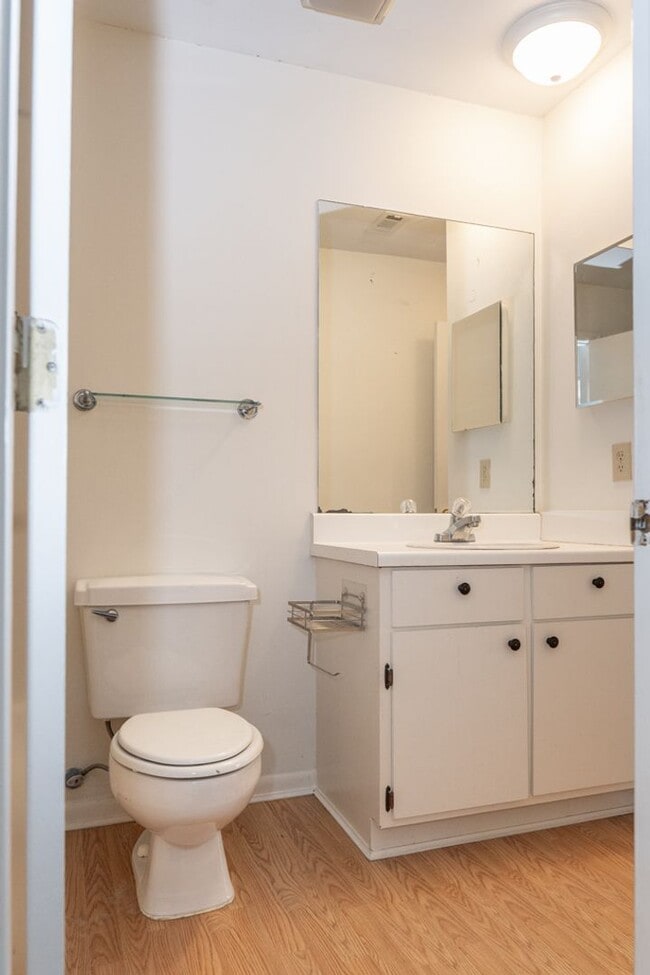 Building Photo - Spacious Two Bedroom Townhome