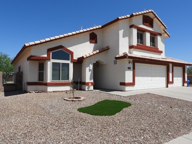 Building Photo - 5 bedroom 3 bath