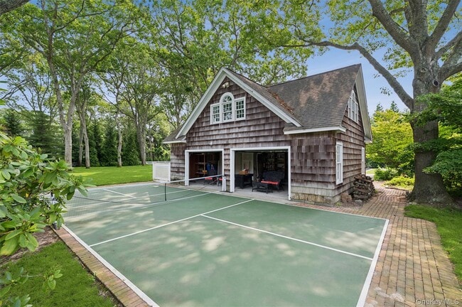 Building Photo - 20 Quogue St