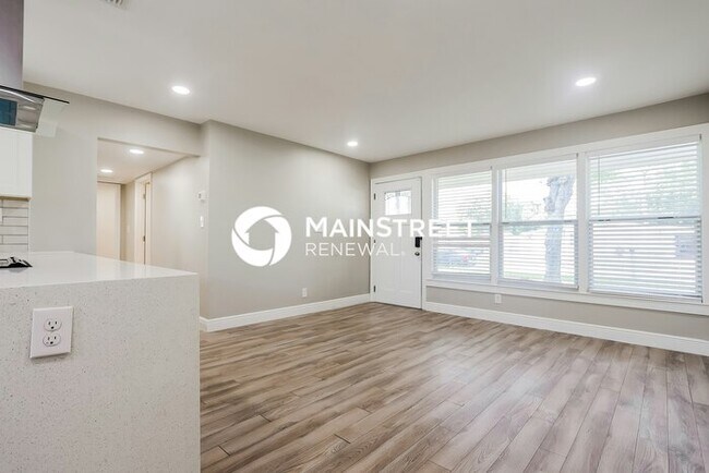 Building Photo - 4 Bedroom Pet-Friendly Home in Tampa, FL with Main Street Renewal