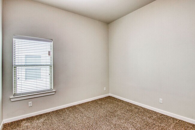 Building Photo - Beautiful East side House with 4 bed-2 baths