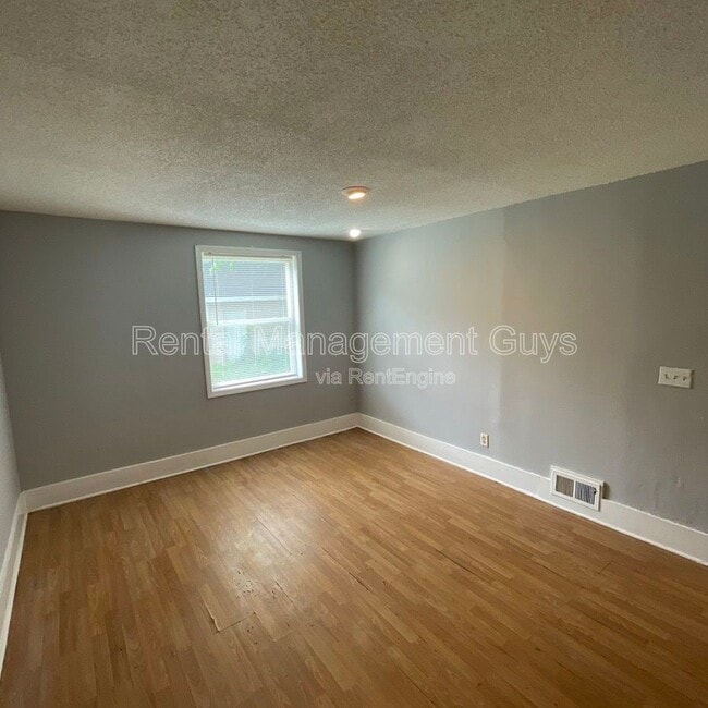 Building Photo - 2931 N Bryant Ave