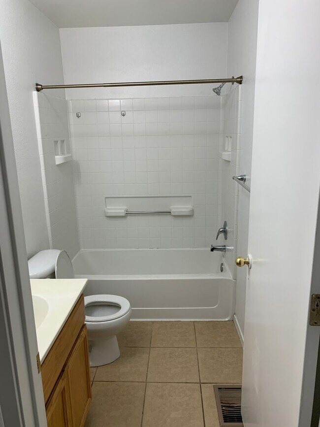 Building Photo - 2 WEEKS FREE RENT November Special - Beaut...