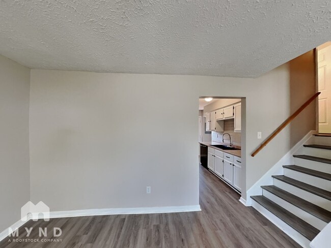 Building Photo - 384 Parkdale Dr