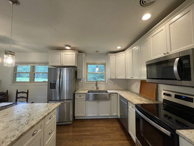 Building Photo - 1113 Craigmont Dr