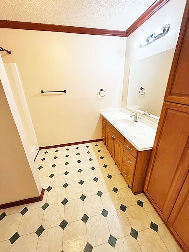 Building Photo - Nice 3 Bdrm 2 Bath Home in Decatur Texas
