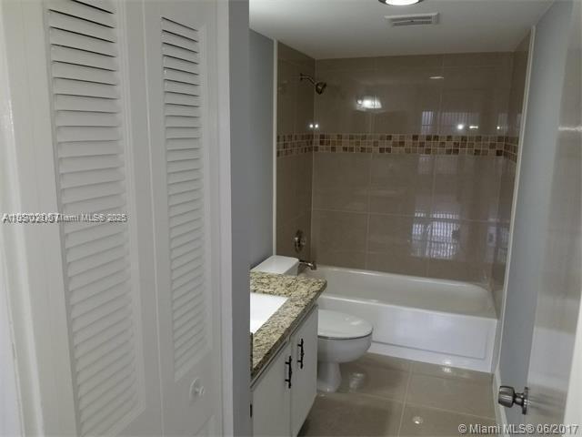 Building Photo - 4160 Inverrary Dr