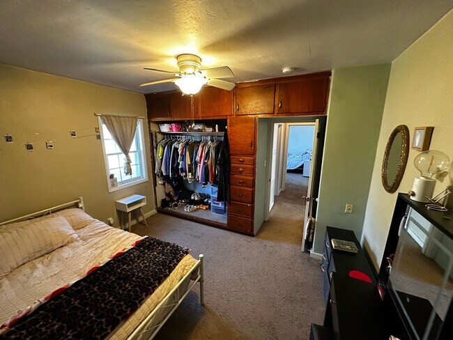 Building Photo - College: 1604-1601