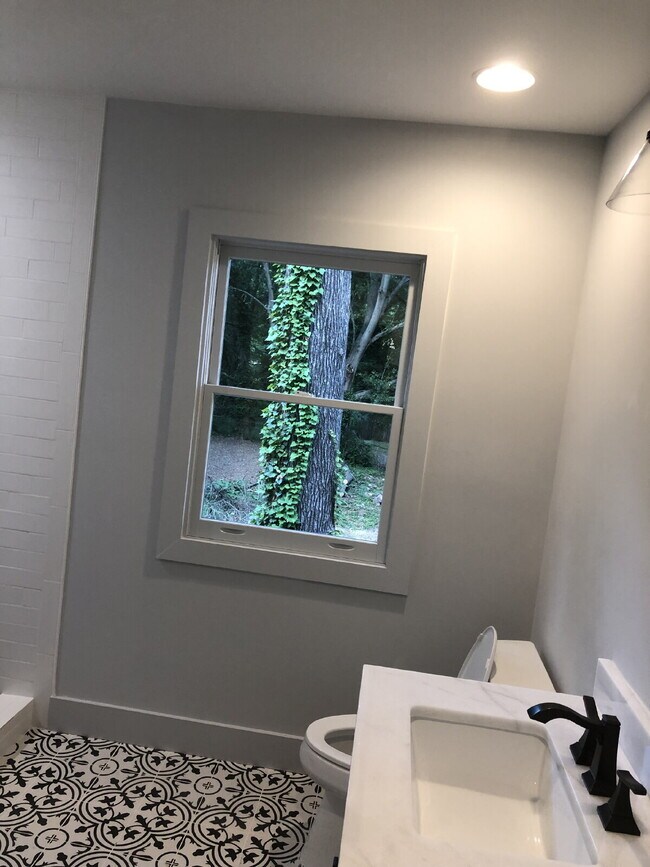 Building Photo - Stunning Renovation in Historic West End – 3 Bed / 2 Bath