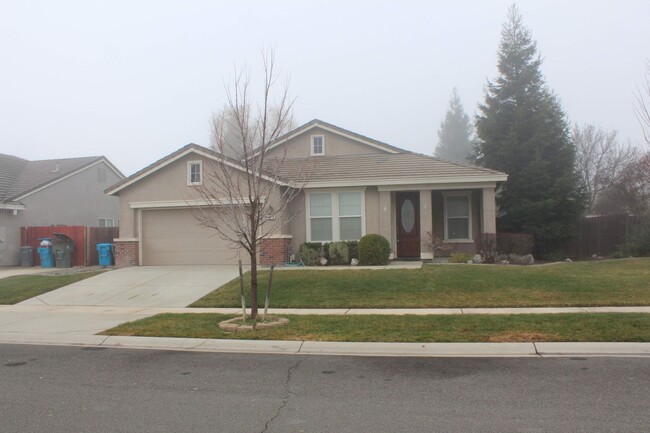 Primary Photo - 4 bedroom, 2 bathroom home in Plumas Lake