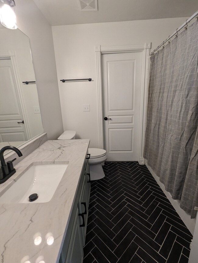 Building Photo - Updated 4 bedroom 3 bath Home