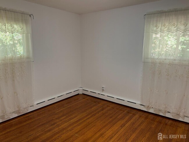Building Photo - 1471 Thomas Ave