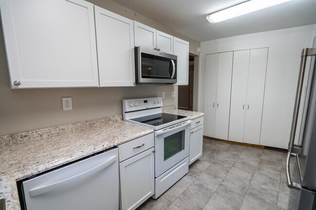 Building Photo - 2103 Evergreen Dr