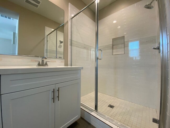 Building Photo - *Special*Stunning 3 Bedroom 3.5 Bathroom T...