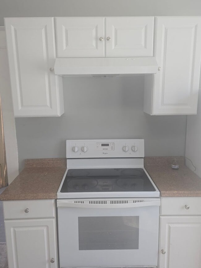 Building Photo - Three Bed 1 Bath Apartment for Rent!