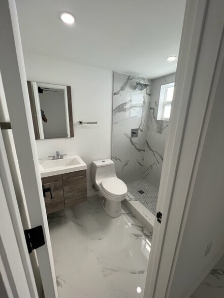 Building Photo - 4250 SW 67th Ave