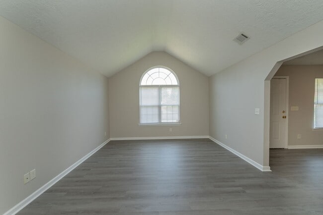 Building Photo - $1,395 - 3 bed/2 bath house for rent, fully renovated!