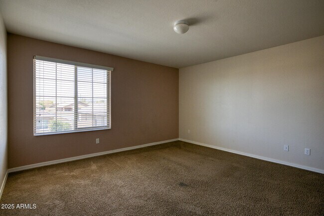 Building Photo - 24633 W Sheraton Ln