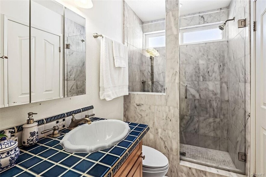 Shower BA - 22133 Burbank Blvd