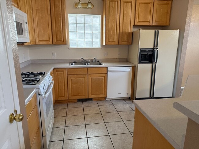 Building Photo - Nice 3Br, 2Ba, fireplace in living room, landscaped yards, great location.