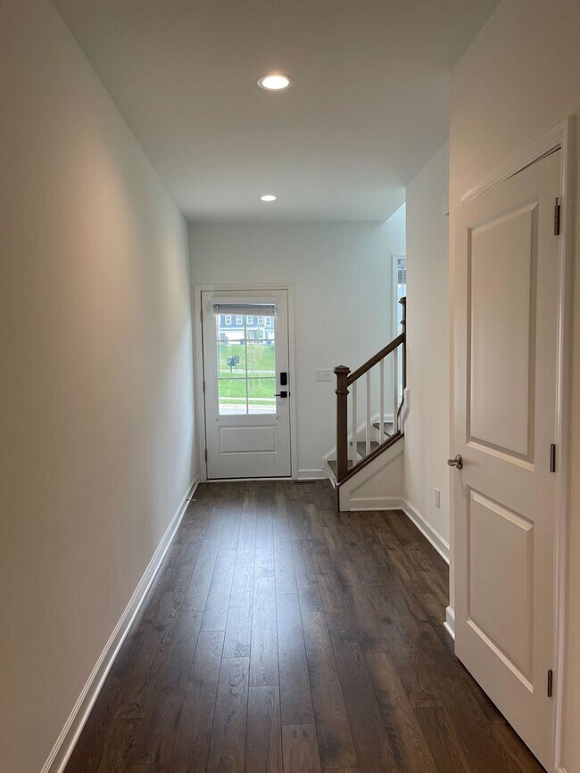 Building Photo - Spacious Home in Westhill Community