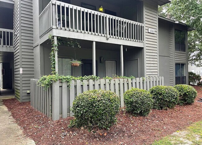 Building Photo - 1885 Tryon Dr