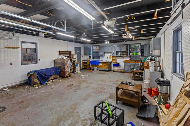 Building Photo - 1502 Tryon Rd