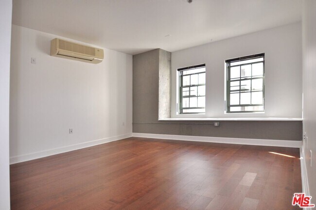 Building Photo - 416 S Spring St