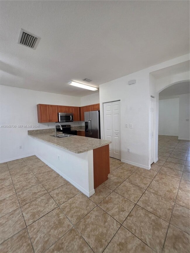 Building Photo - 4906 SW 141st Ave