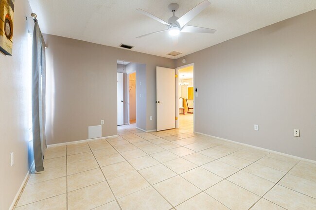 Building Photo - Conveniently located Unfurnished 2-bed, 2-...