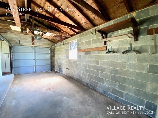 Building Photo - 24 Oak St