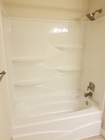 Tub wwith Shower - 6734 Worth Ave