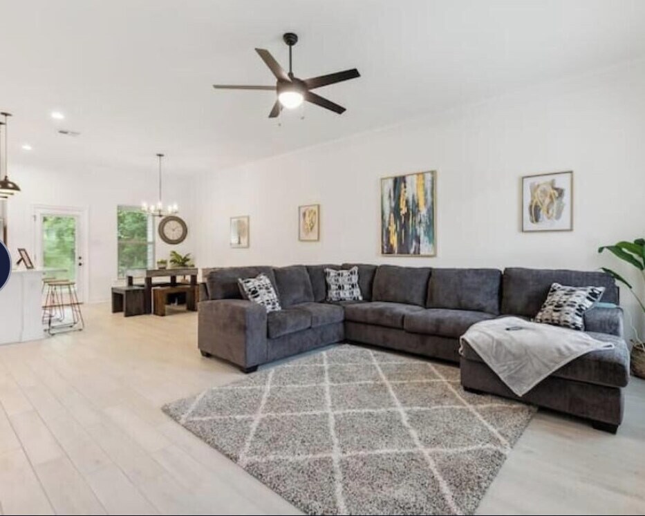 Building Photo - 9215 Asoka Ave