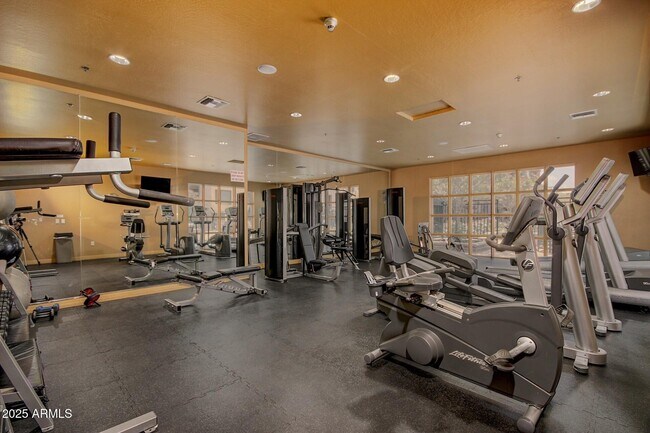 Building Photo - 17 W Vernon Ave