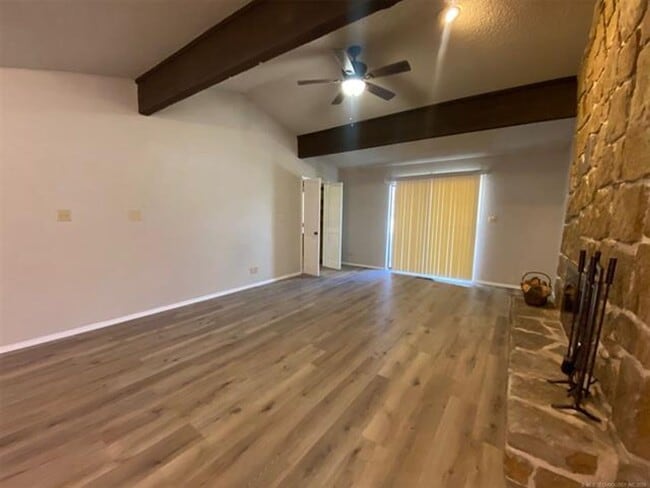 Building Photo - Jenks Schools! This 3 bedroom, 2 bath duplex is located at back of cul-de-sac