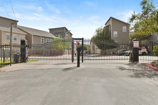 Building Photo - 241 N Lenox St