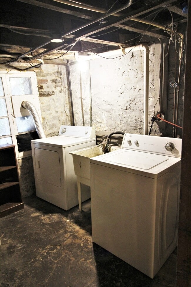 Building Photo - 2026/2027 JHU Homewood Off-Campus 6bd/3ba house w/ W/D. Available 6/6/2026