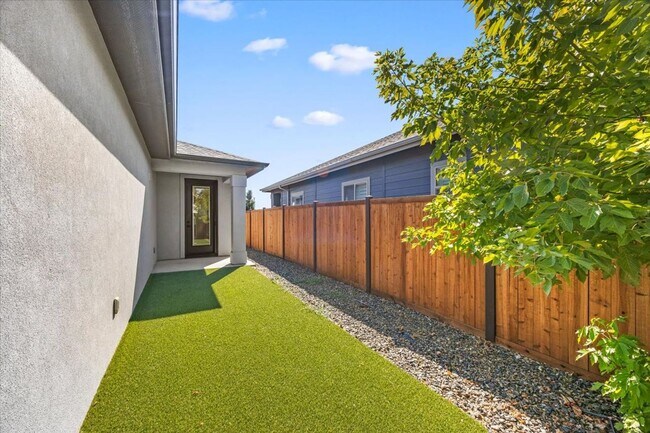Building Photo - Amazing Neighborhood 2 Bed 2 Bath Plus Office