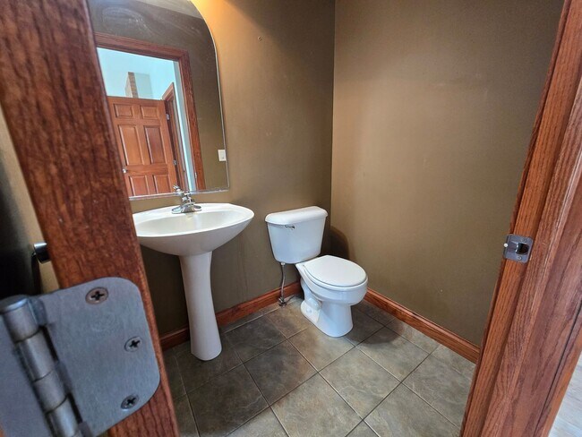Building Photo - 4 Bedroom Home in Bloomington's East Side