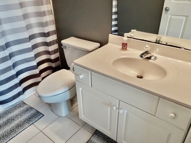 Building Photo - Cross gate Villas (Clean, Updated, Furnished, Medium Term Rental w/Huge Screened Porch Overlookin...