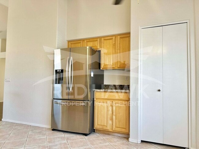 Building Photo - 721 E Sheffield Ave